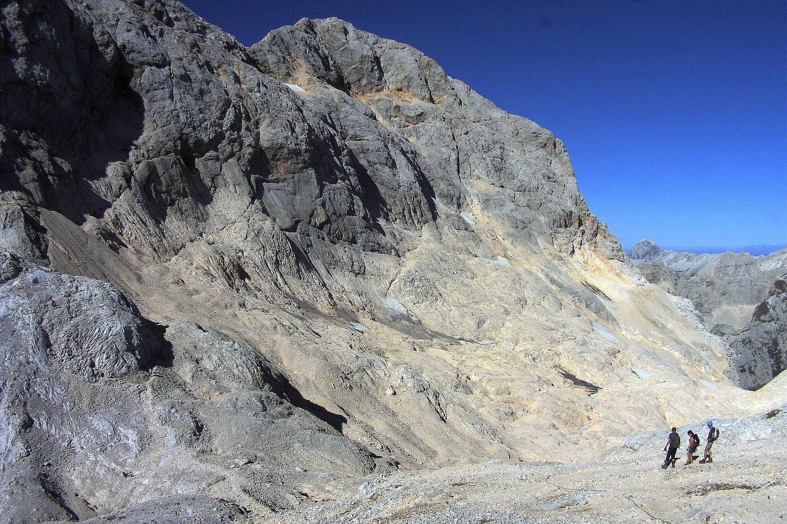 Ostanki Triglavskega ledenika konec poletja 2024, foto: Kamera Triglavski ledenik, arhiv ZRC SAZU, Geografski inštitut Antona Melika. 