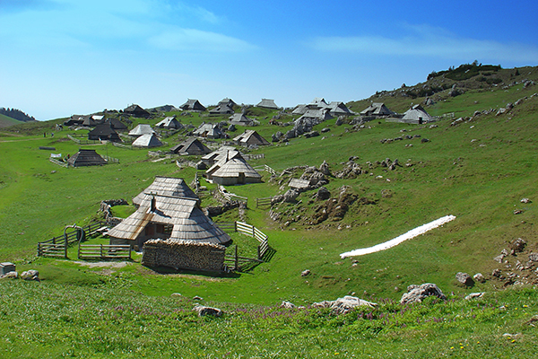 “Glamping” in the Slovenian Alps: a critical view