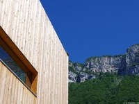 Bâtiment multifonctionnel en bois local et sobre en énergie