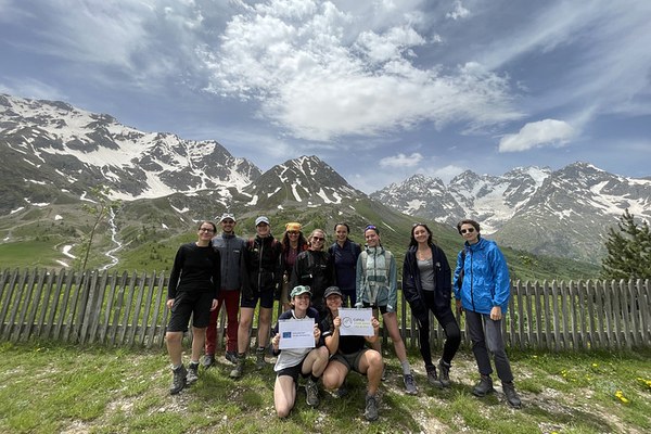 Des jeunes dans la peau de chercheurs au jardin du Lautaret