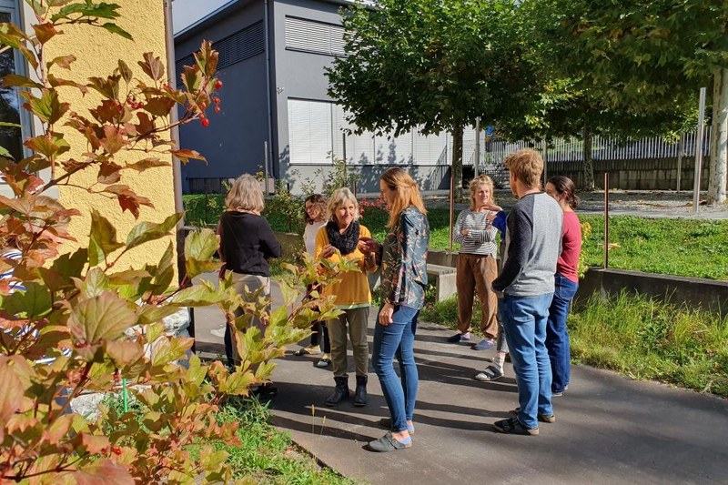 Discussion au jardin de l’« Atelier Réseau Alpes » à Schaan/LI. © CIPRA