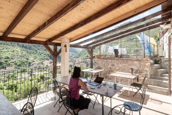 Una scrivania nel verde