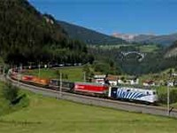 Sì all'autostrada viaggiante attraverso il Frejus