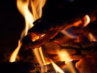 Falò nelle Alpi per un turismo a contatto con la natura