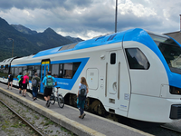 V gore z busom ali vlakom – ob vikendih še posebej ugodno